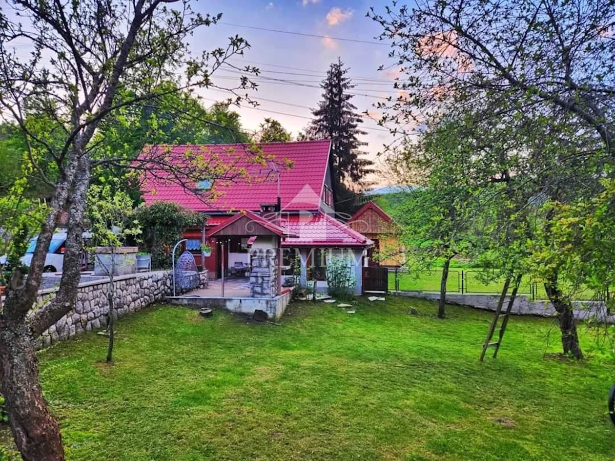 UN INGRESSO CON UN AMPIO GIARDINO NELL'OASI DI GORSKI KOTAR