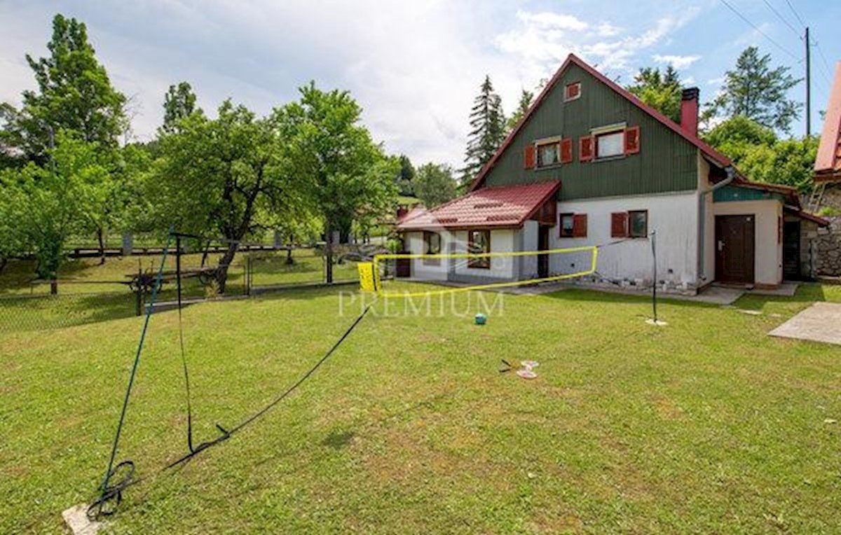 UN INGRESSO CON UN AMPIO GIARDINO NELL'OASI DI GORSKI KOTAR