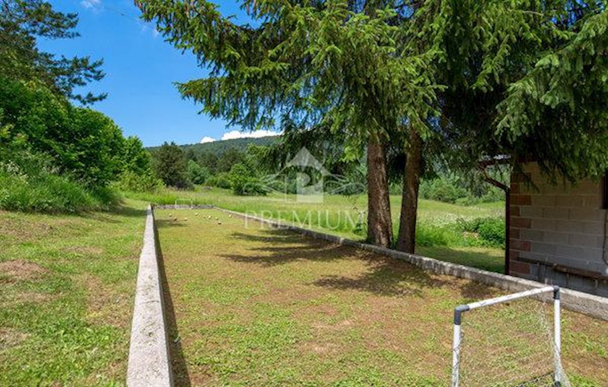 UN INGRESSO CON UN AMPIO GIARDINO NELL'OASI DI GORSKI KOTAR