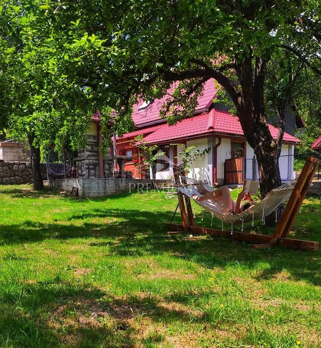 UN INGRESSO CON UN AMPIO GIARDINO NELL'OASI DI GORSKI KOTAR