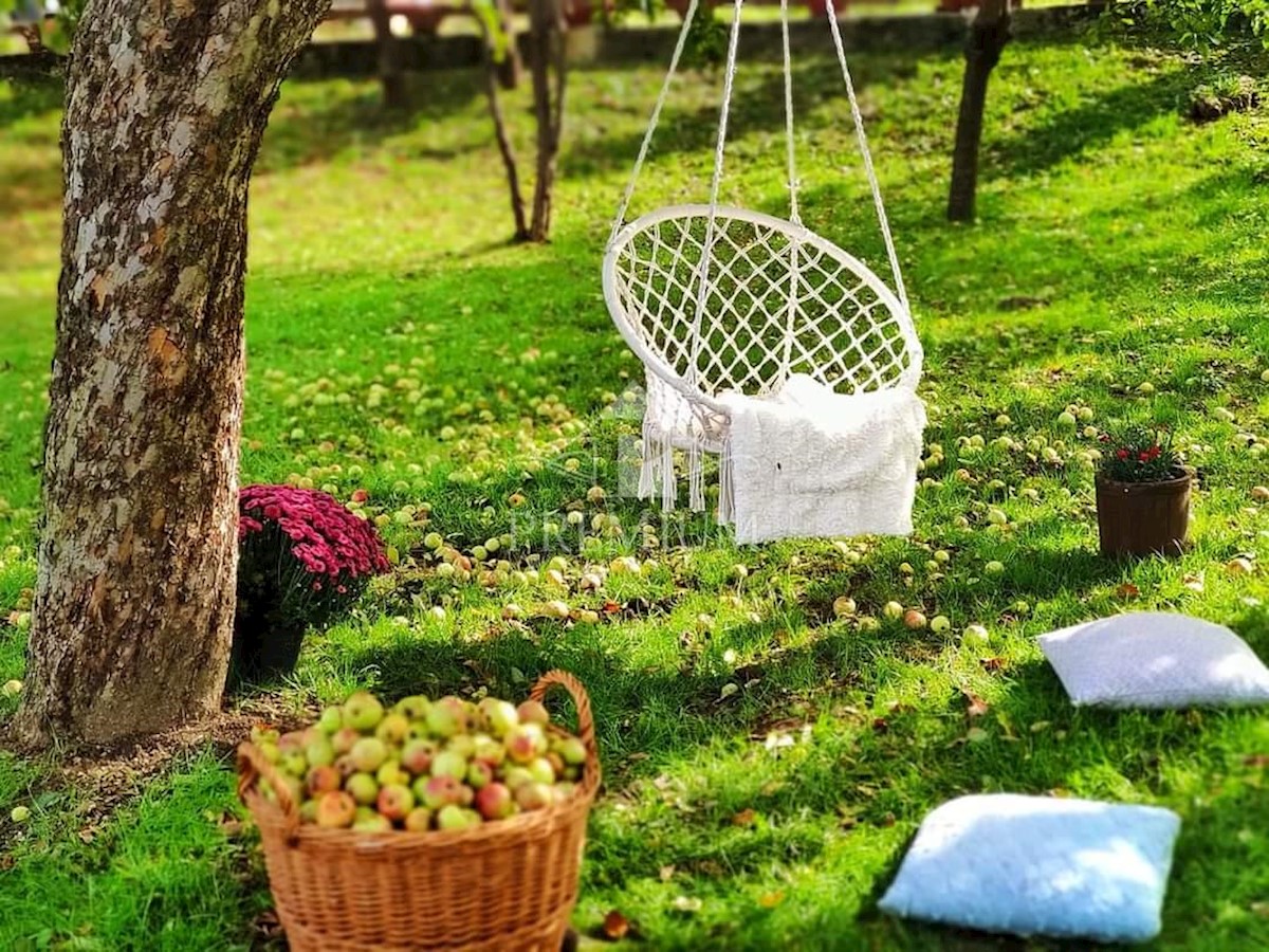 UN INGRESSO CON UN AMPIO GIARDINO NELL'OASI DI GORSKI KOTAR