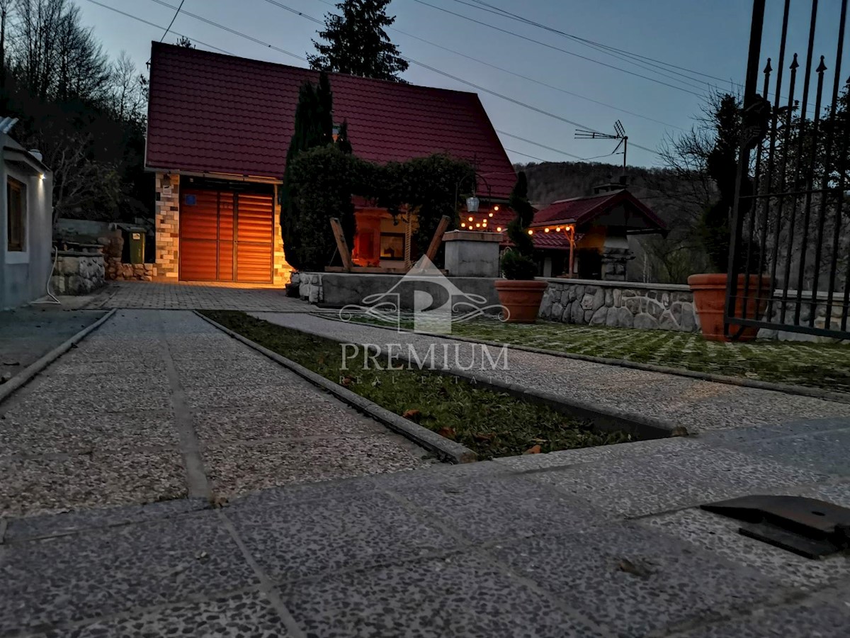 UN INGRESSO CON UN AMPIO GIARDINO NELL'OASI DI GORSKI KOTAR