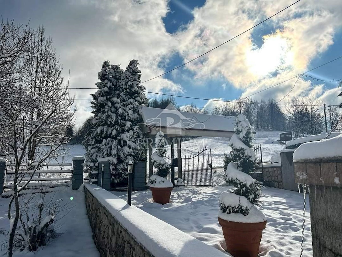 UN INGRESSO CON UN AMPIO GIARDINO NELL'OASI DI GORSKI KOTAR