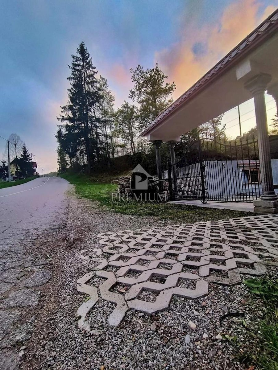 UN INGRESSO CON UN AMPIO GIARDINO NELL'OASI DI GORSKI KOTAR