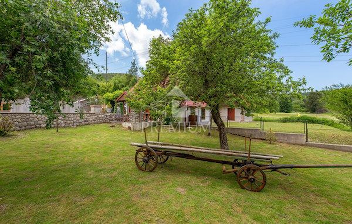 UN INGRESSO CON UN AMPIO GIARDINO NELL'OASI DI GORSKI KOTAR