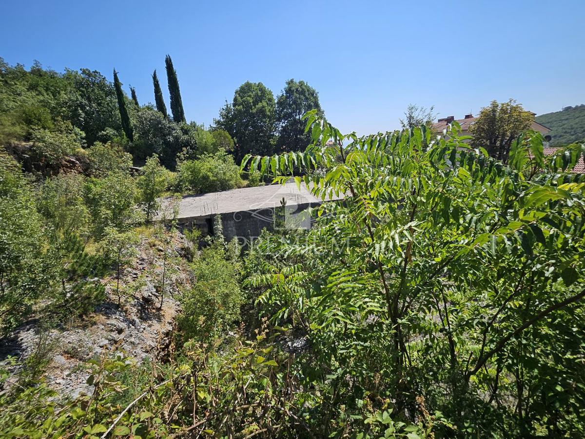 TERRENO CON COSTRUZIONE INIZIATA