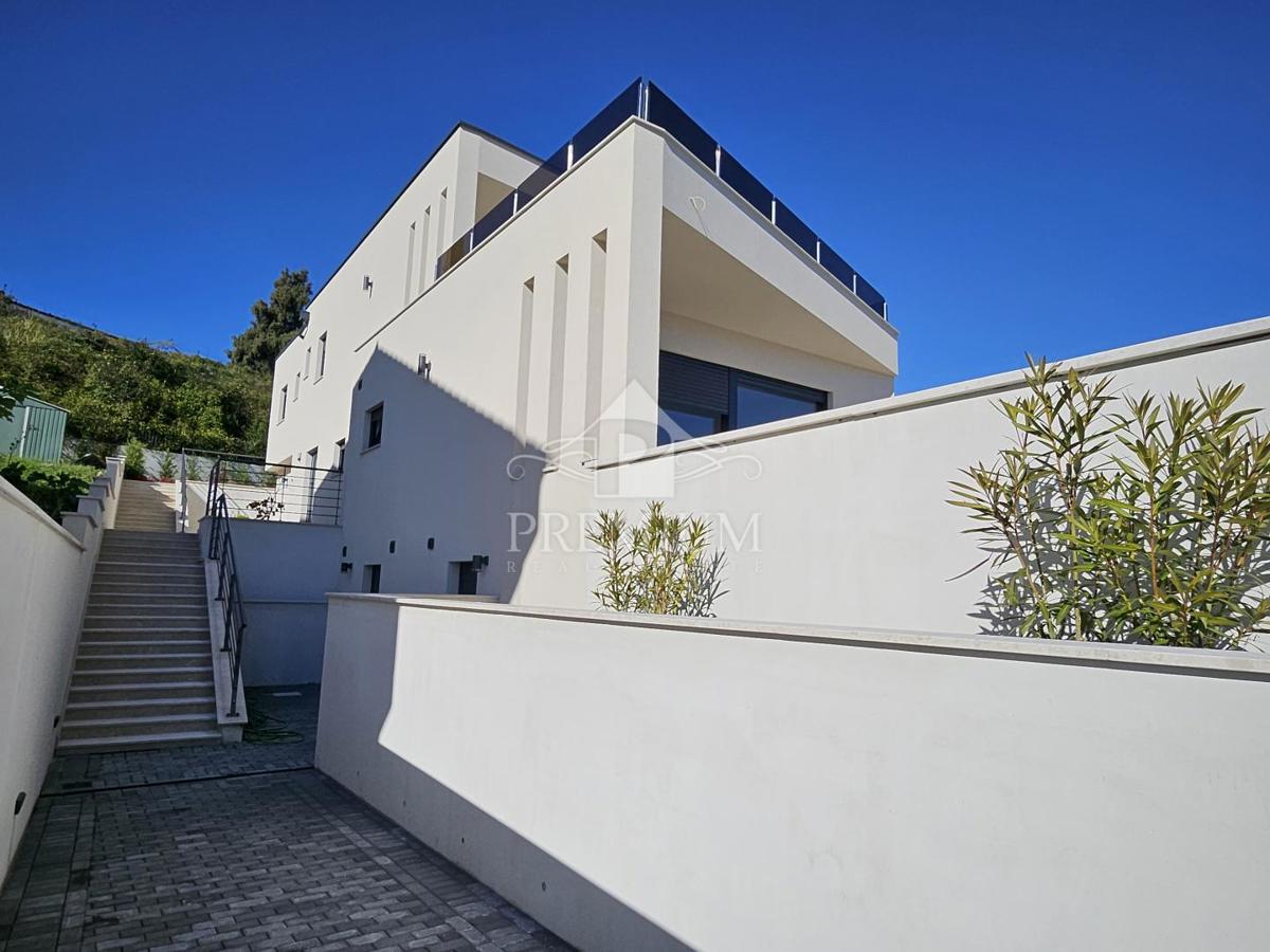 VILLA ESCLUSIVA CON PISCINA, CENTRO, VICINO AL MARE