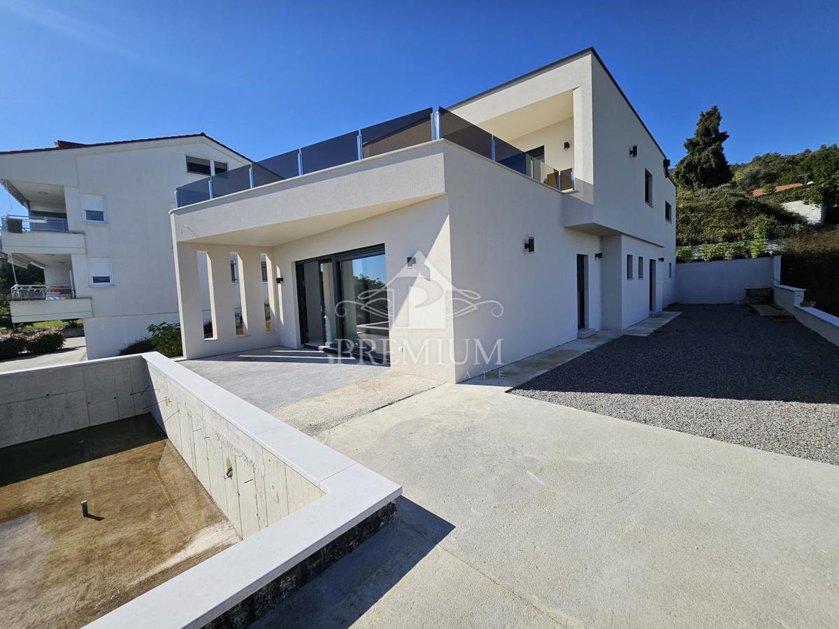 VILLA ESCLUSIVA CON PISCINA, CENTRO, VICINO AL MARE