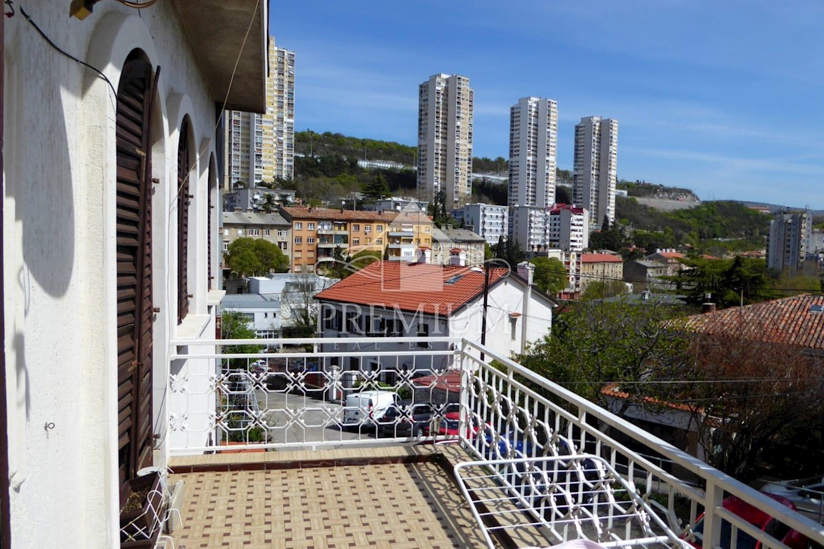 CASA CON TRE UNITA' RESIDENZIALI, giardino, vicino al centro