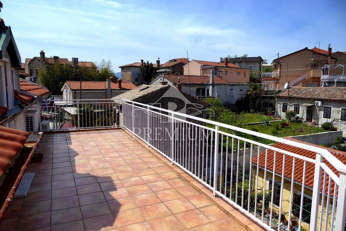 CASA CON TRE UNITA' RESIDENZIALI, giardino, vicino al centro