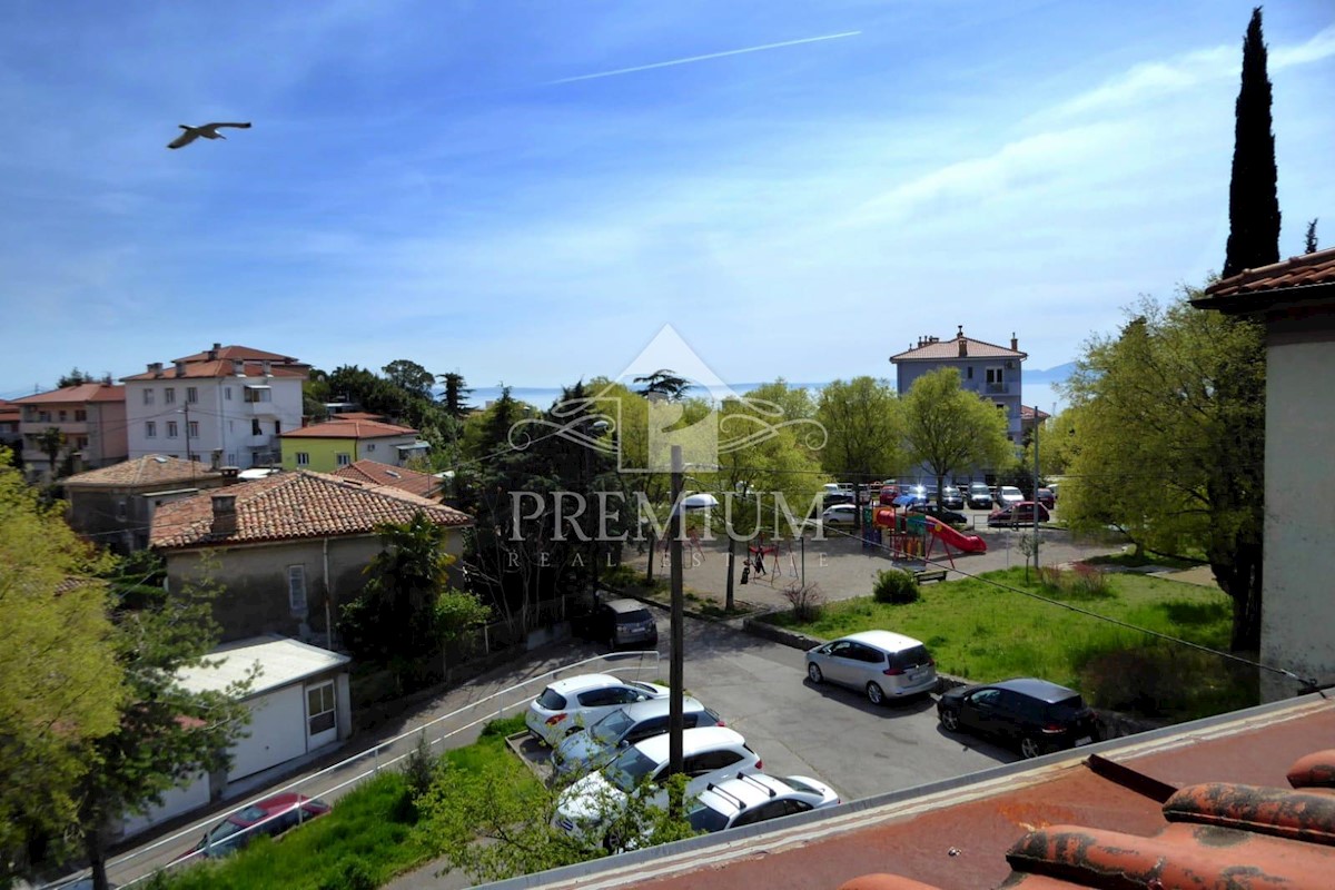 CASA CON TRE UNITA' RESIDENZIALI, giardino, vicino al centro