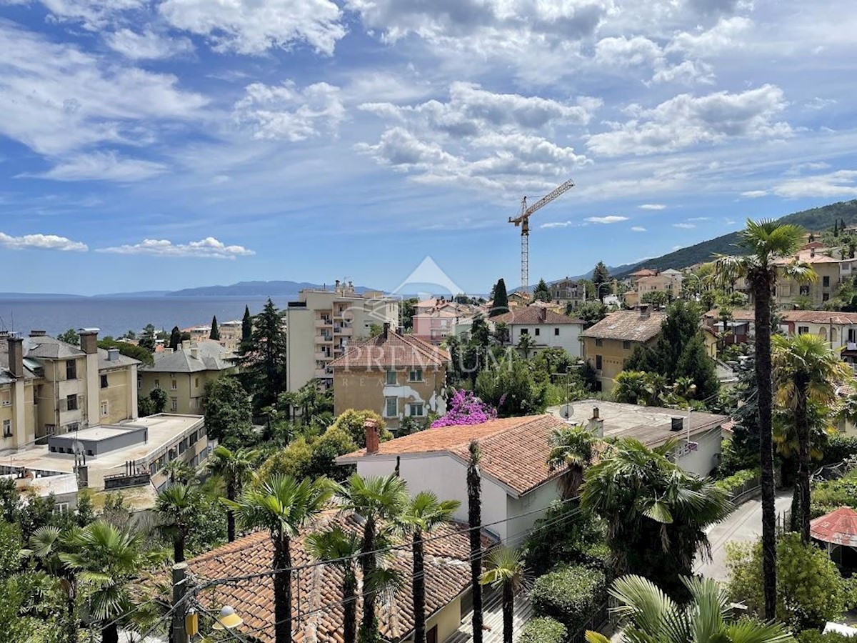 APPARTAMENTO DI LUSSO CON TRE BALCONI E GRANDE TERRAZZO CON VISTA