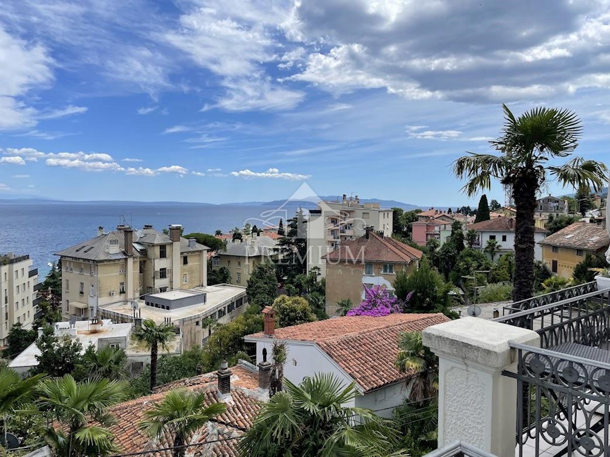 APPARTAMENTO DI LUSSO CON TRE BALCONI E GRANDE TERRAZZO CON VISTA