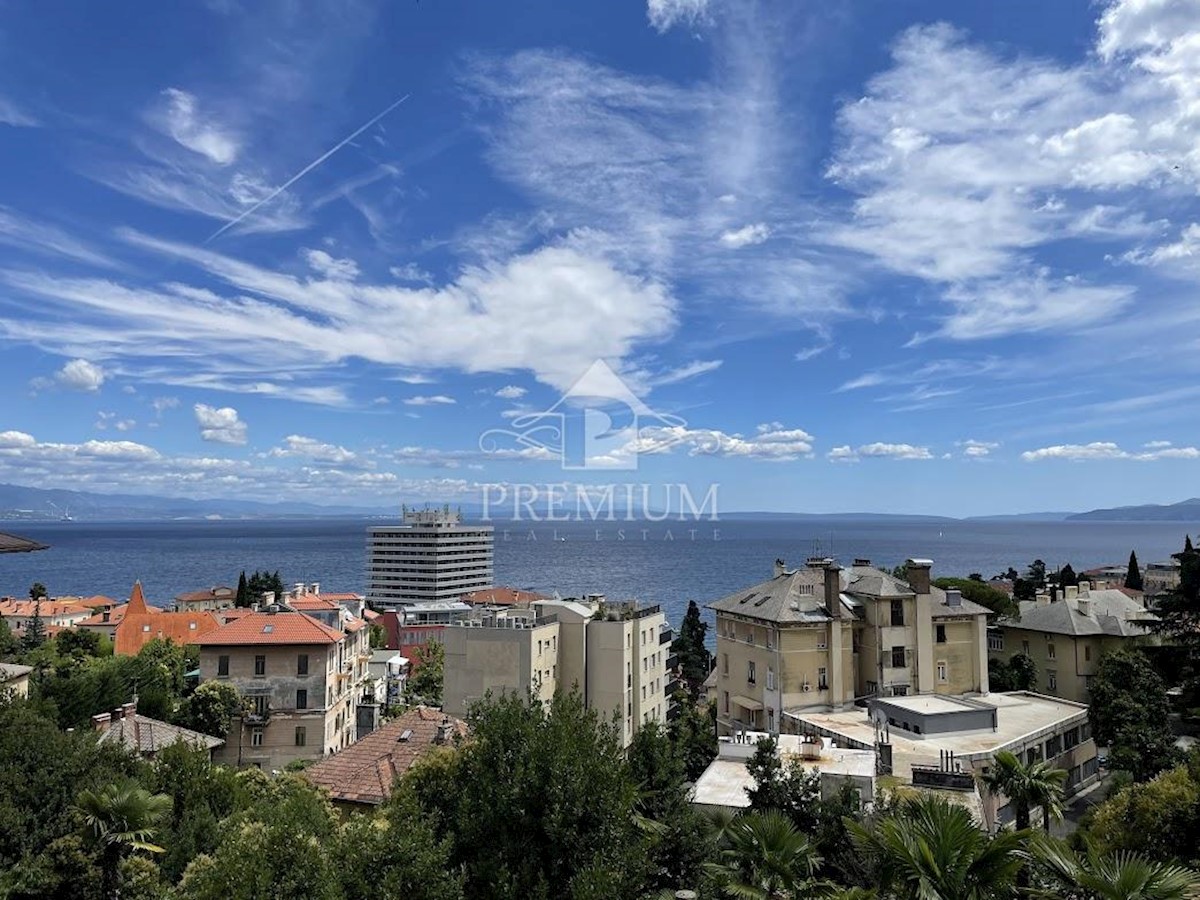 APPARTAMENTO DI LUSSO CON TRE BALCONI E GRANDE TERRAZZO CON VISTA