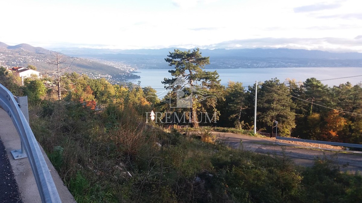 TERRENO CON FABBRICATI. CON PERMESSO E UTENZE A PAGAMENTO