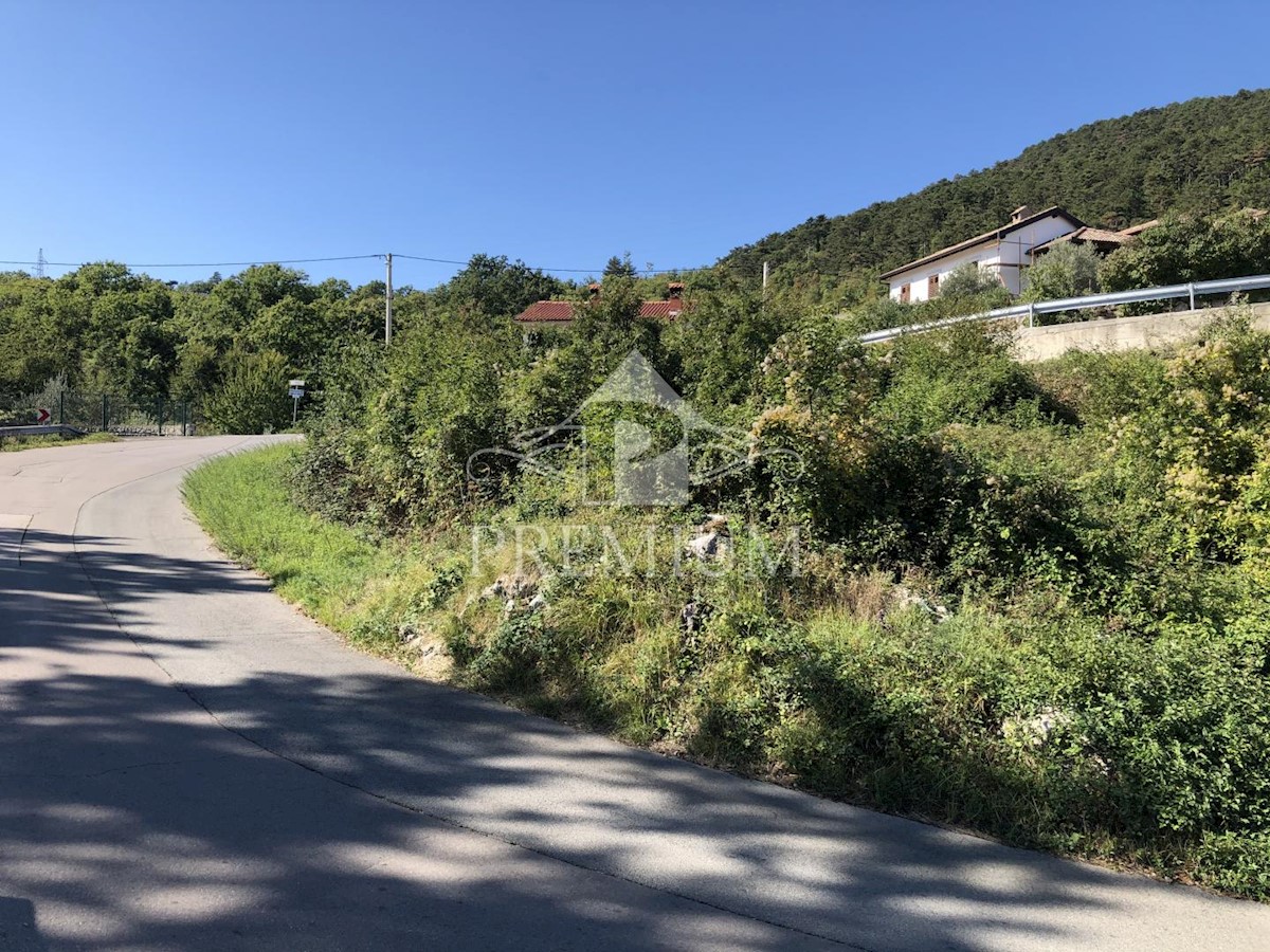 TERRENO CON FABBRICATI. CON PERMESSO E UTENZE A PAGAMENTO