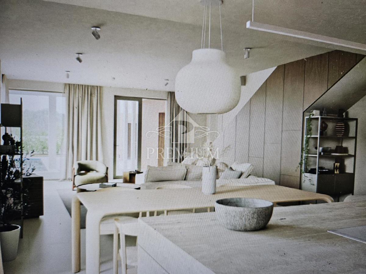 NUOVO EDIFICIO MODERNO CON PISCINA E AMPIO GIARDINO