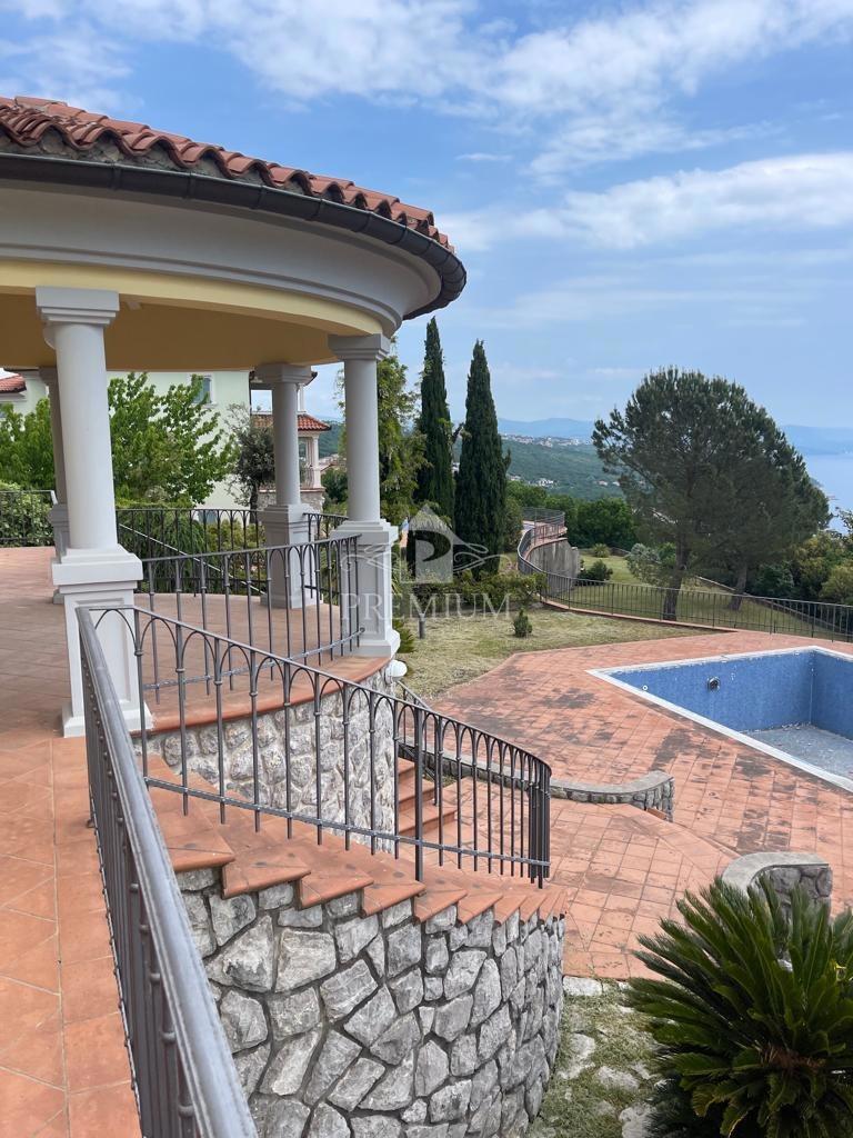 VILLA RAPPRESENTATIVA IN POSIZIONE TRANQUILLA