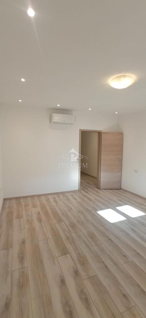 APPARTAMENTO CON TRE CAMERE DA LETTO NEL CENTRO DI POLA, RISTRUTTURAZIONE 2025