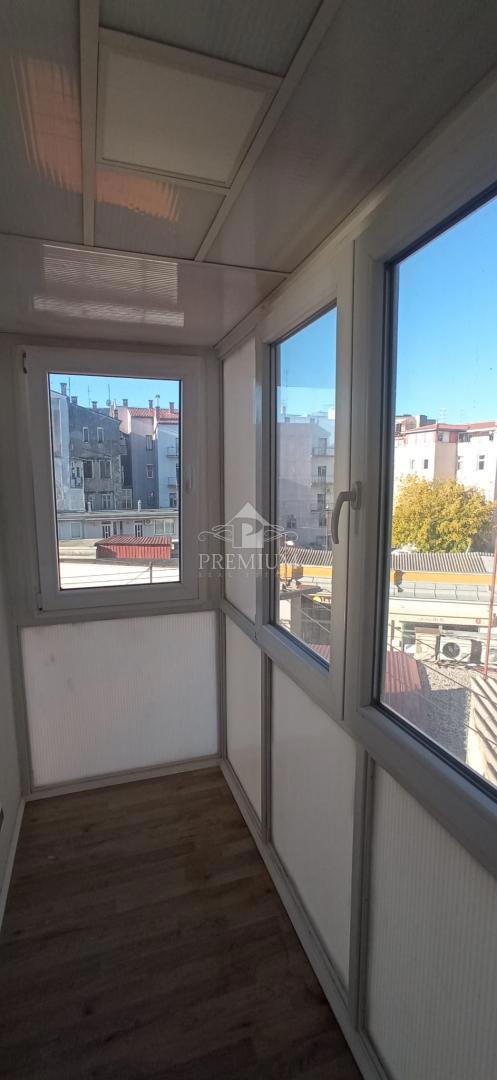 APPARTAMENTO CON TRE CAMERE DA LETTO NEL CENTRO DI POLA, RISTRUTTURAZIONE 2025