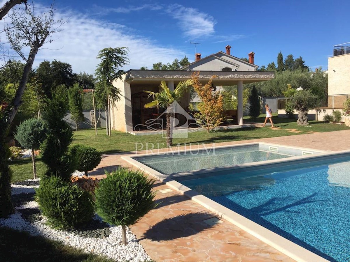 VILLA CON DUE PISCINE, AMPIO GIARDINO, VICINO AL MARE