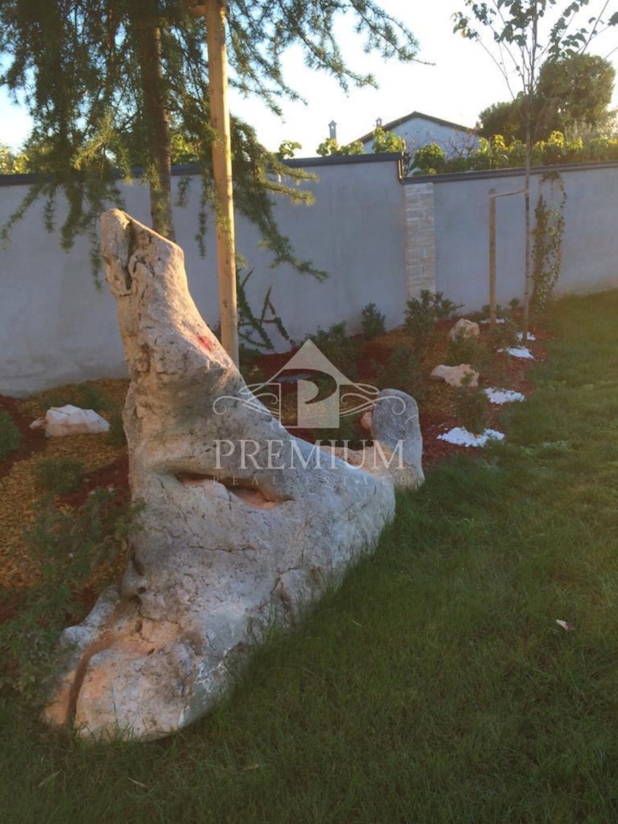 VILLA CON DUE PISCINE, AMPIO GIARDINO, VICINO AL MARE