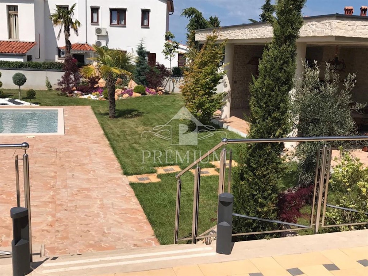 VILLA CON DUE PISCINE, AMPIO GIARDINO, VICINO AL MARE