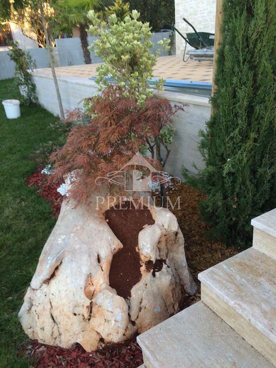 VILLA CON DUE PISCINE, AMPIO GIARDINO, VICINO AL MARE