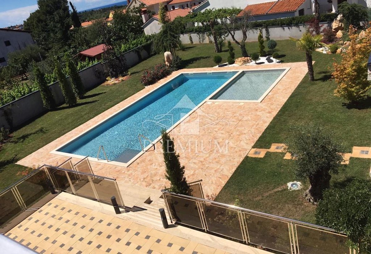 VILLA CON DUE PISCINE, AMPIO GIARDINO, VICINO AL MARE