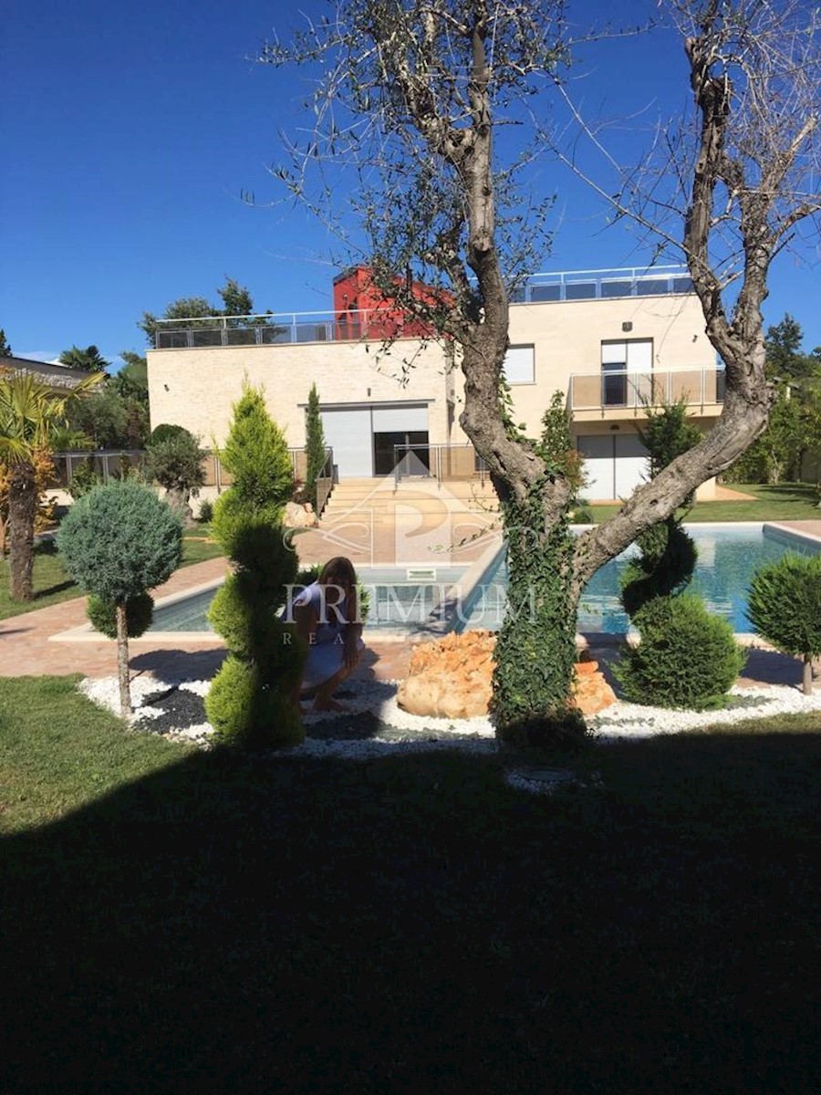 VILLA CON DUE PISCINE, AMPIO GIARDINO, VICINO AL MARE