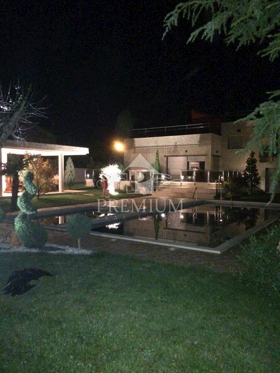 VILLA CON DUE PISCINE, AMPIO GIARDINO, VICINO AL MARE