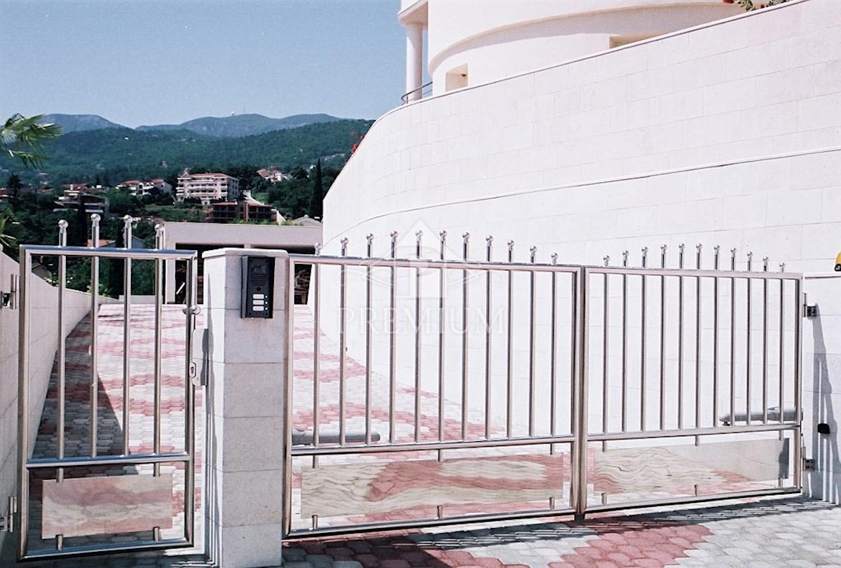 LUSSO APPARTAMENTO CON SPLENDIDA VISTA, VICINO AL MARE