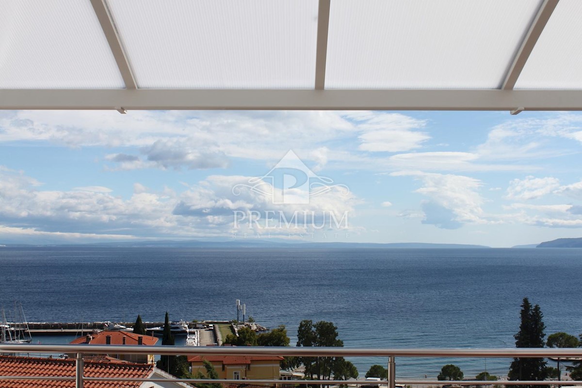 LUSSO APPARTAMENTO CON SPLENDIDA VISTA, VICINO AL MARE