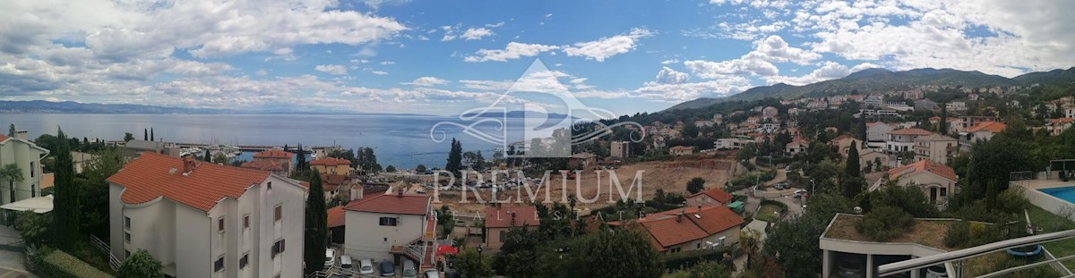 LUSSO APPARTAMENTO CON SPLENDIDA VISTA, VICINO AL MARE