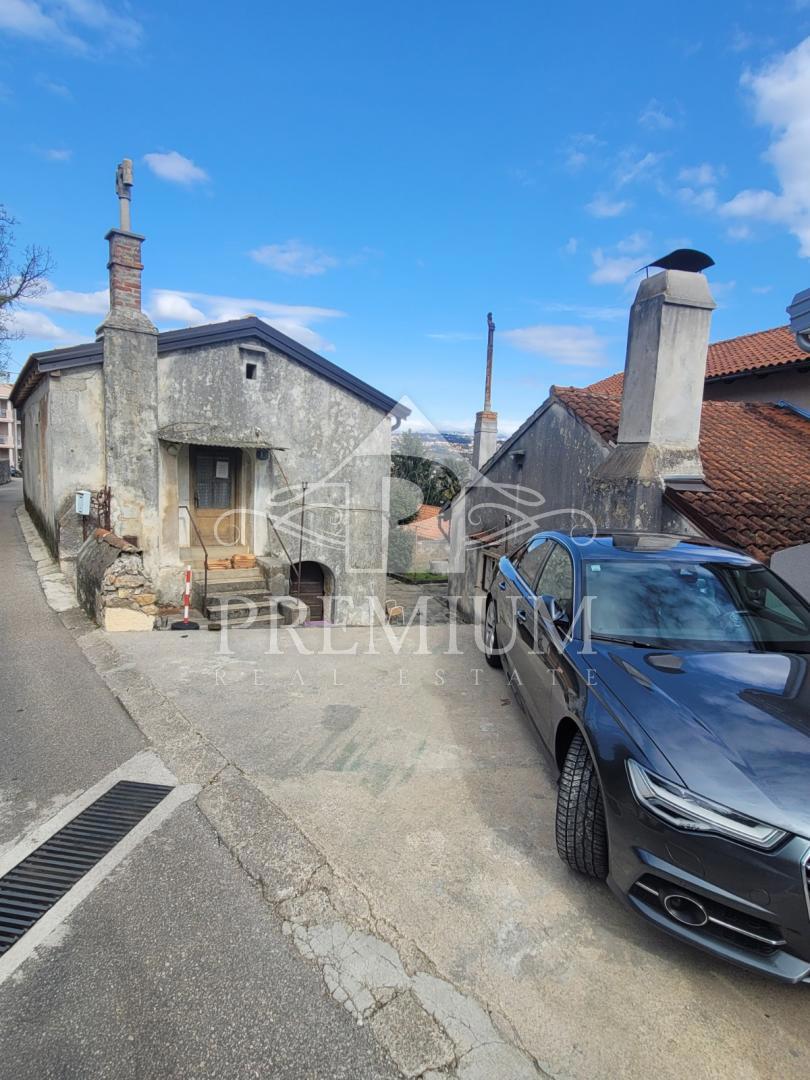 ANTICA CASA IN PIETRA NON LONTANO DAL CENTRO