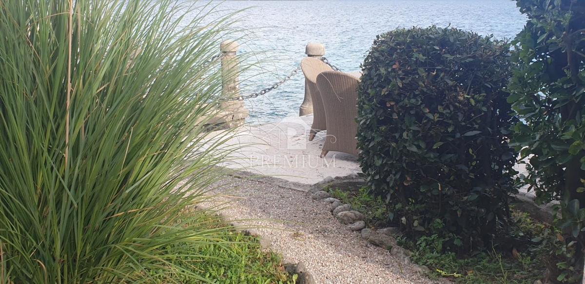 APPARTAMENTO IN VILLA DI OPATIJA, PRIMA FILA SUL MARE