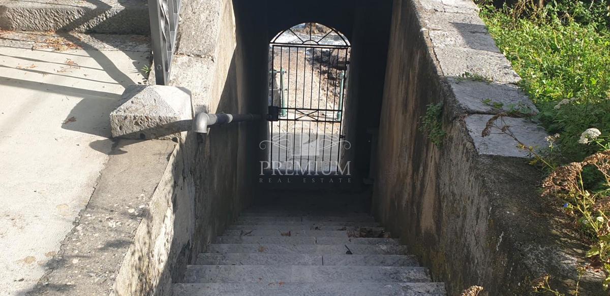 APPARTAMENTO IN VILLA DI OPATIJA, PRIMA FILA SUL MARE