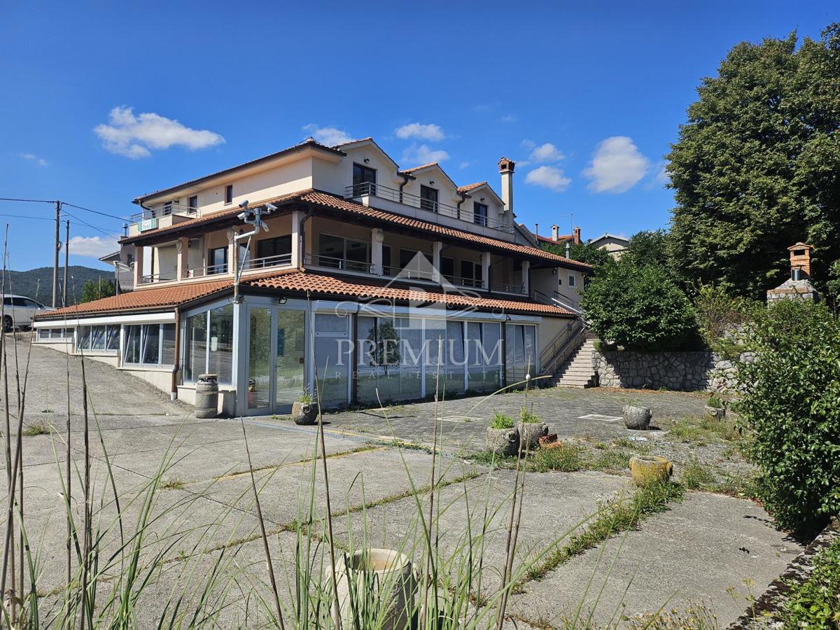 EDIFICIO COMMERCIALE-RESIDENZIALE CON AMPIO PARCHEGGIO