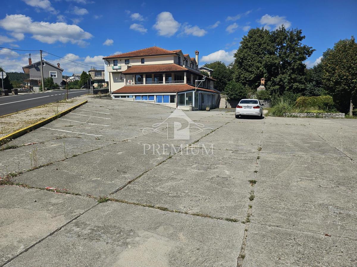 EDIFICIO COMMERCIALE-RESIDENZIALE CON AMPIO PARCHEGGIO