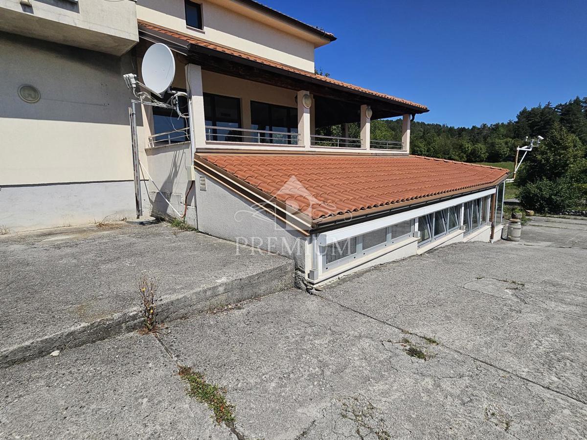 EDIFICIO COMMERCIALE-RESIDENZIALE CON AMPIO PARCHEGGIO