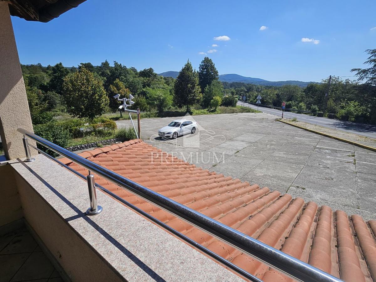 EDIFICIO COMMERCIALE-RESIDENZIALE CON AMPIO PARCHEGGIO
