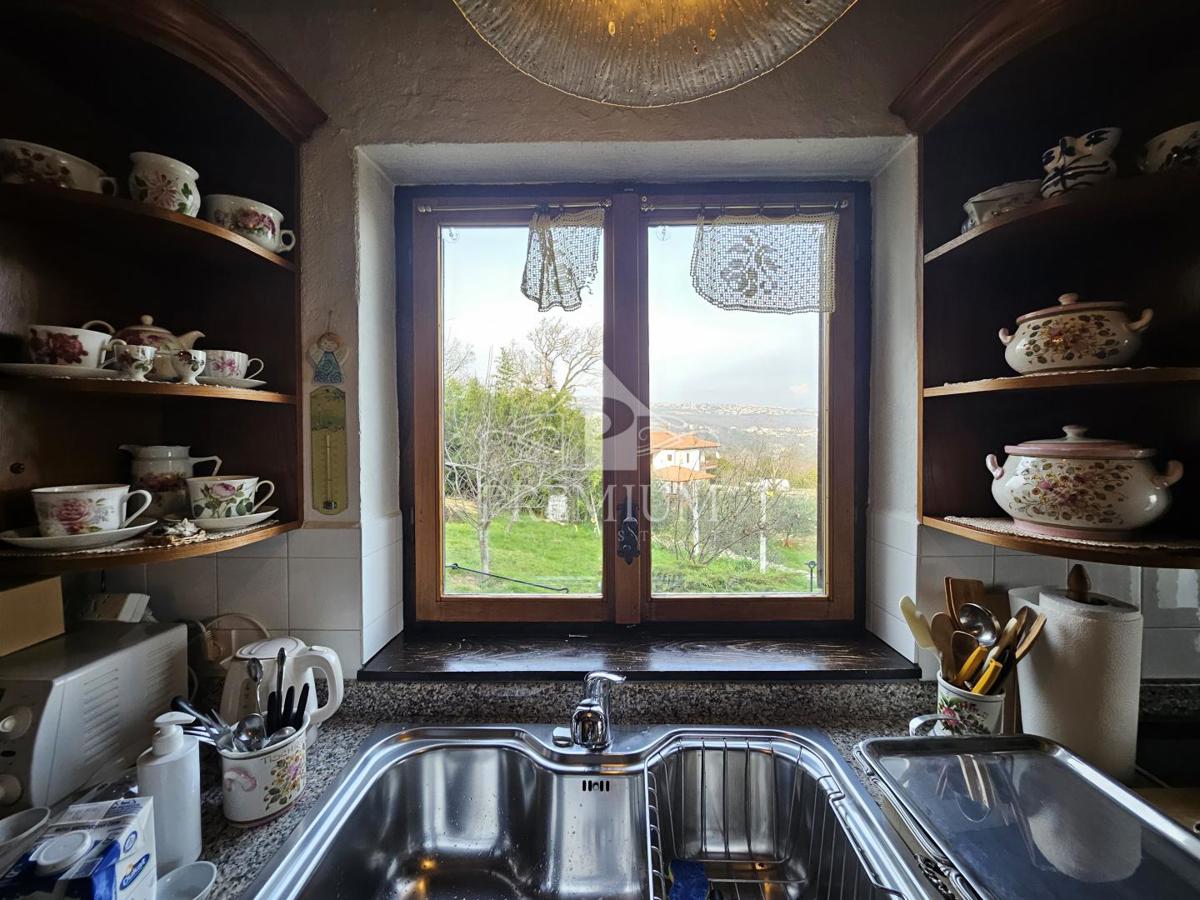 CASA UNIFAMILIARE CON AMPIO GIARDINO IN POSIZIONE TRANQUILLA