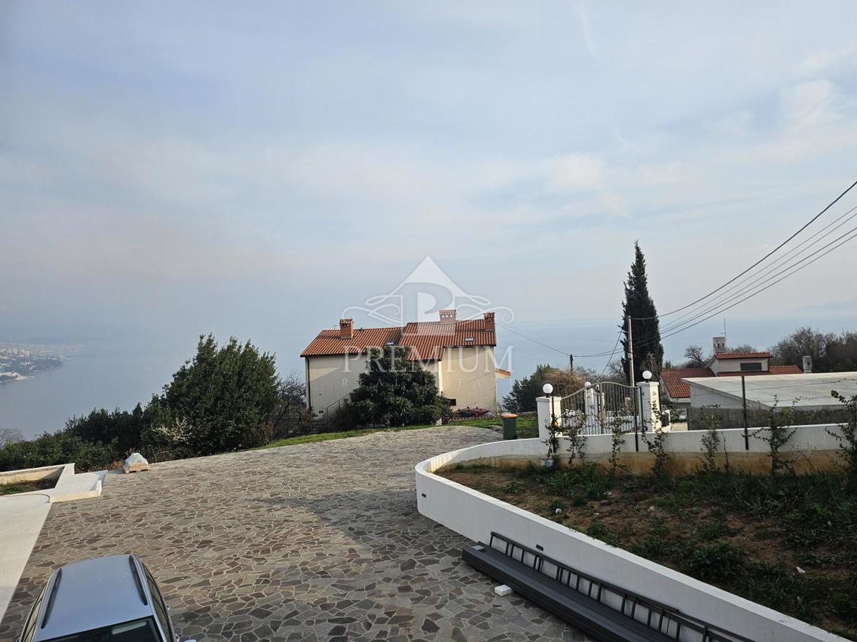 CASA UNIFAMILIARE CON AMPIO GIARDINO IN POSIZIONE TRANQUILLA