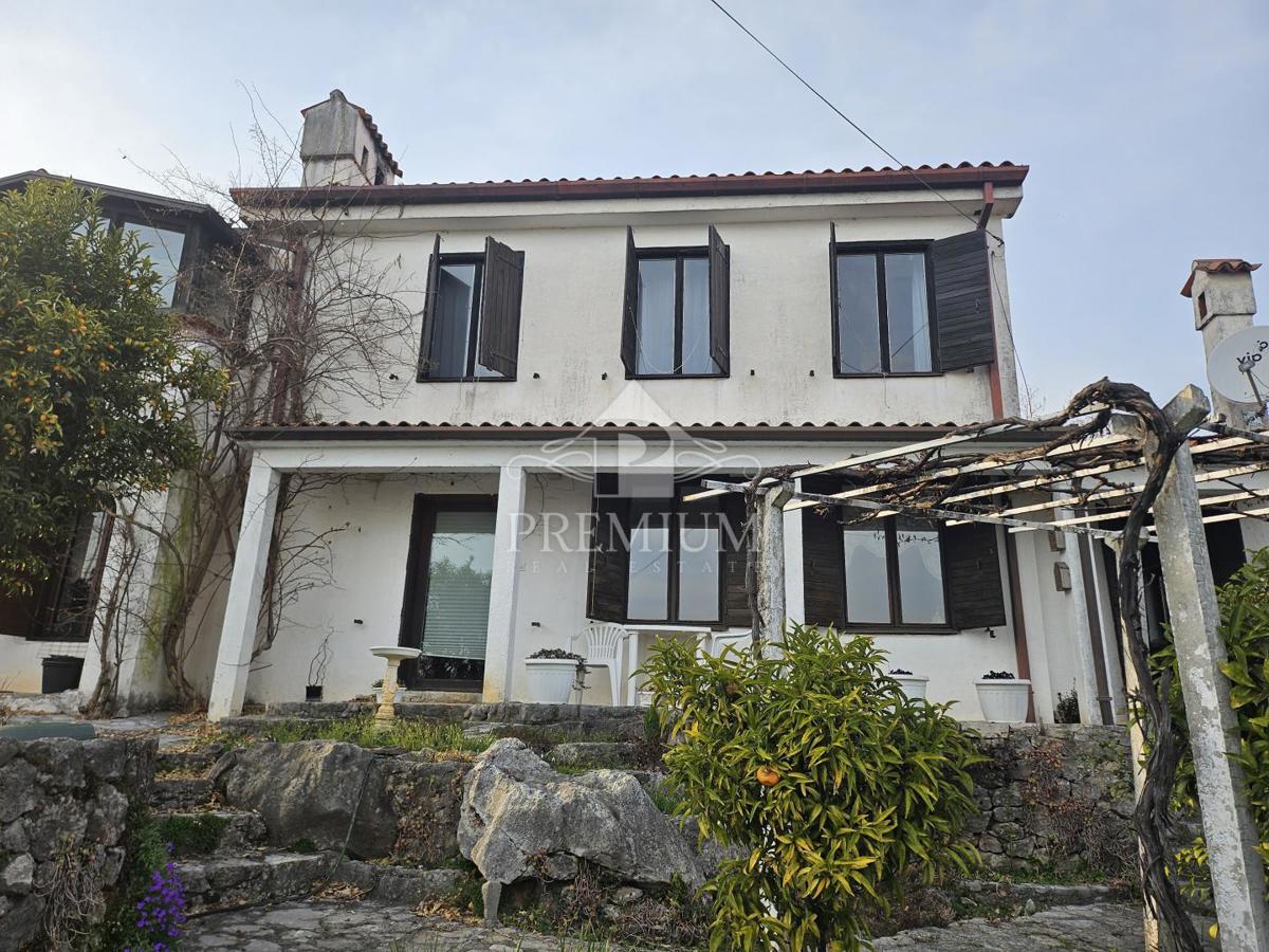 CASA UNIFAMILIARE CON AMPIO GIARDINO IN POSIZIONE TRANQUILLA