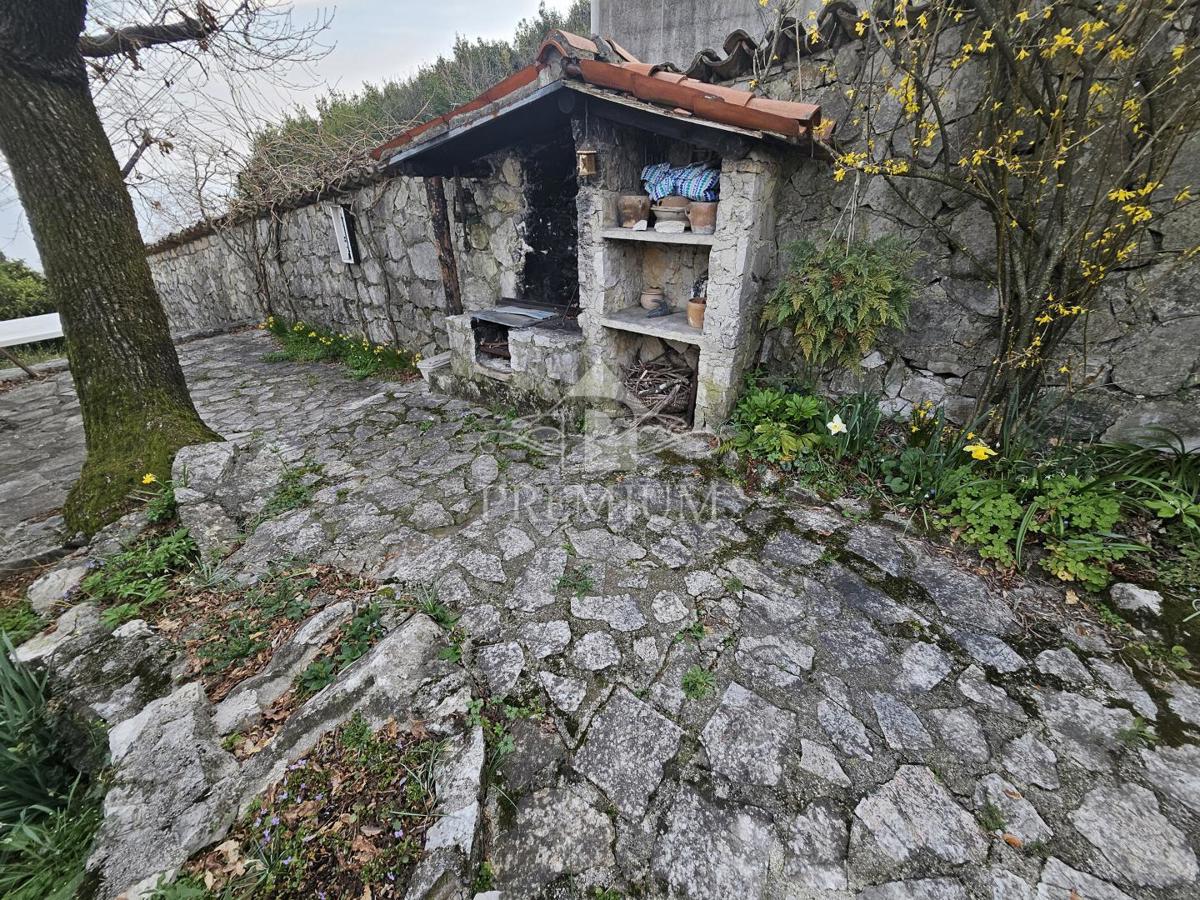 CASA UNIFAMILIARE CON AMPIO GIARDINO IN POSIZIONE TRANQUILLA