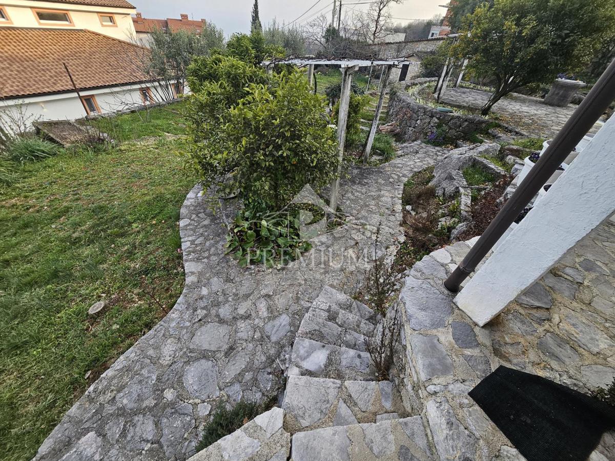 CASA UNIFAMILIARE CON AMPIO GIARDINO IN POSIZIONE TRANQUILLA
