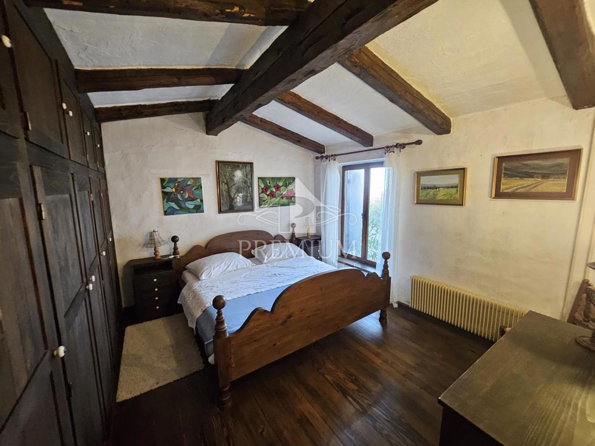 CASA UNIFAMILIARE CON AMPIO GIARDINO IN POSIZIONE TRANQUILLA