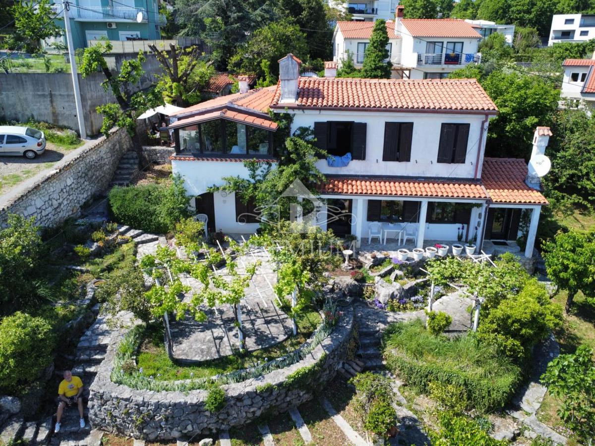 CASA UNIFAMILIARE CON AMPIO GIARDINO IN POSIZIONE TRANQUILLA