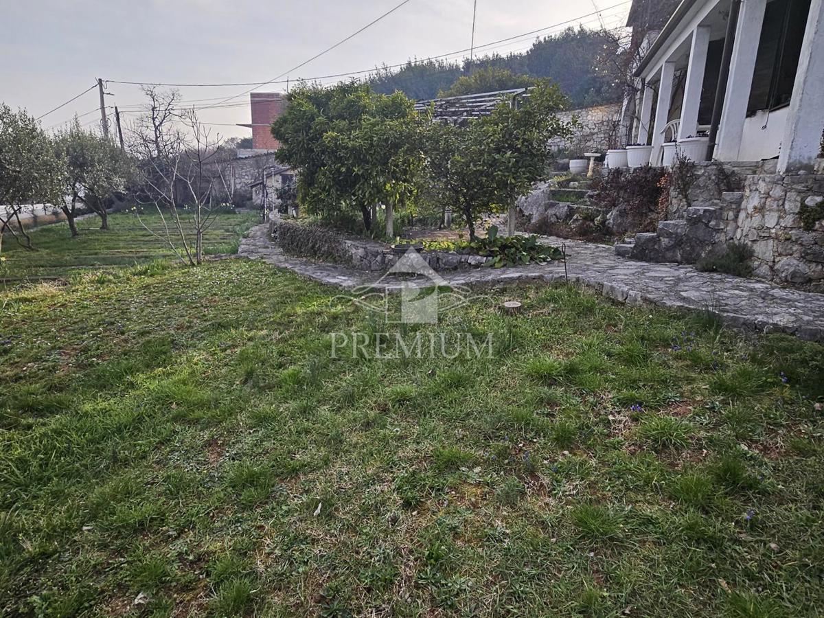 CASA UNIFAMILIARE CON AMPIO GIARDINO IN POSIZIONE TRANQUILLA