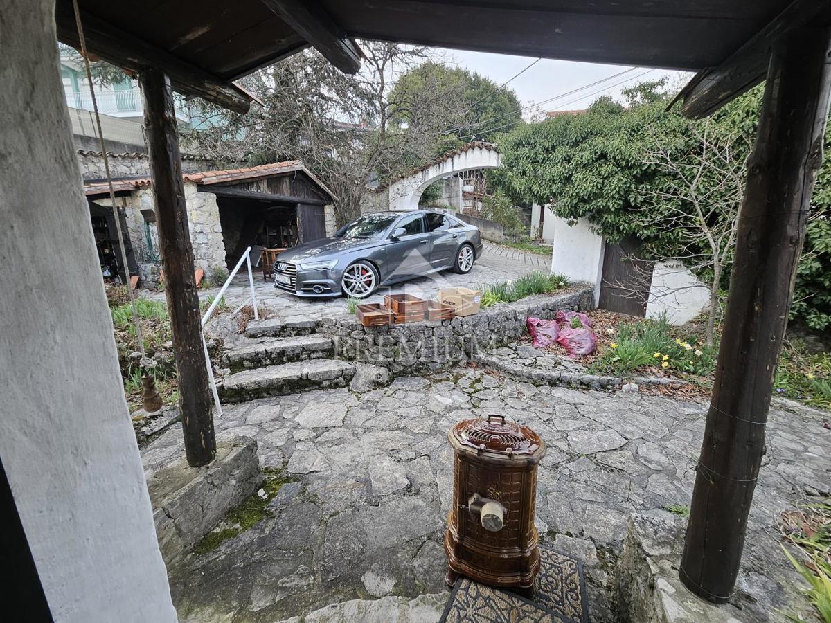 CASA UNIFAMILIARE CON AMPIO GIARDINO IN POSIZIONE TRANQUILLA